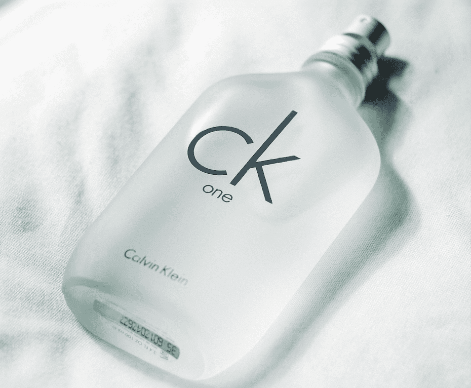 Photo by Arjunn. la: https://www.pexels.com/photo/bottle-of-perfume-on-bed-19074051/