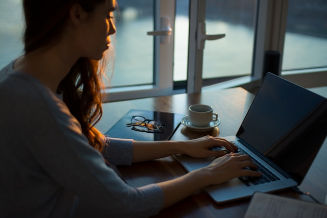 A female student typing on her computer